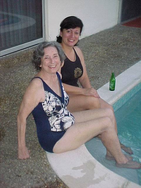 Cuca y Mabel en la PIscina